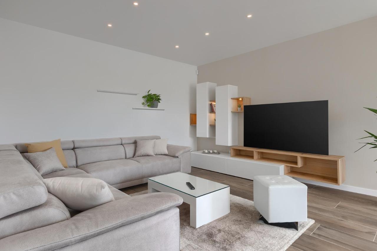 Exclusive Apartments Ellen & Micol-With 3 Free Mountain Bikes Pjescana Uvala Exterior foto